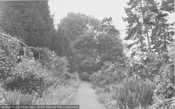 Photo of Raunds, Hall Gardens c.1955
