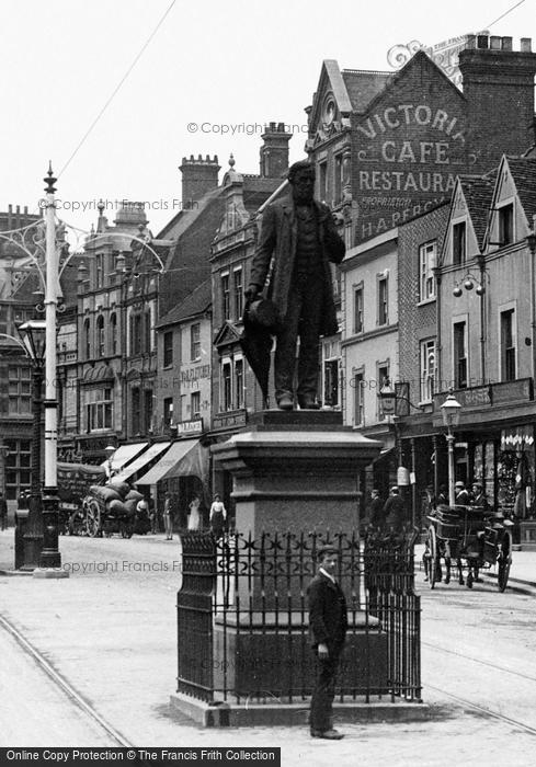 Photo of Reading, Broad Street, George Palmer's Statue c.1905