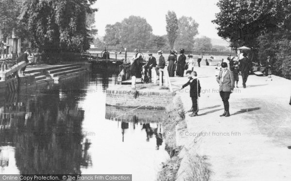 Photo of Reading, Caversham Lock, People 1912