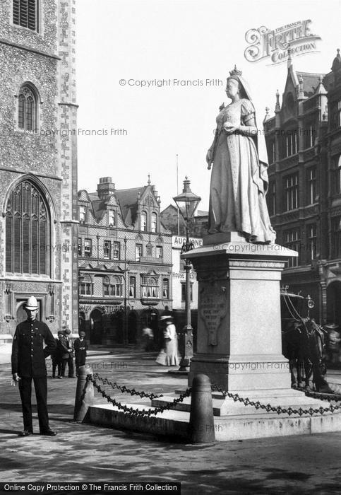 Photo of Reading, Queen Victoria's Statue 1904