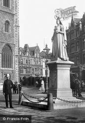 Queen Victoria's Statue 1904, Reading