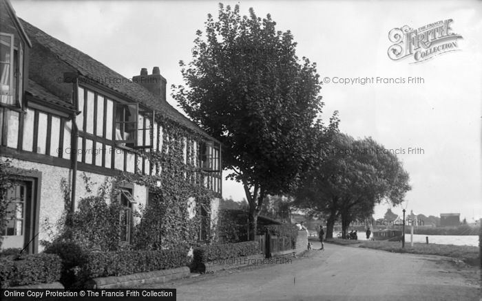 Photo of Reedham, Village Approach c.1933