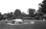 Castle Grounds 1915, Reigate