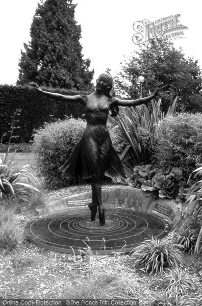 Photo of Reigate, Statue Of Margot Fonteyn 2004
