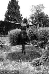 Statue Of Margot Fonteyn 2004, Reigate