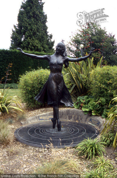 Photo of Reigate, Statue Of Margot Fonteyn 2004