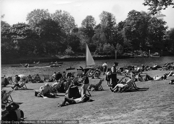 Photo of Richmond, Riverside Gardens 1947