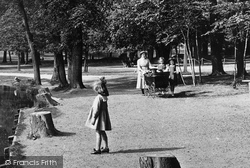 Family In Raphael Park 1921, Romford