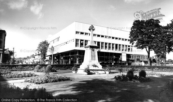 Photo of Romford, Laurie Square c.1965