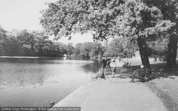 Photo of Romford, Raphael Park Lake c.1950
