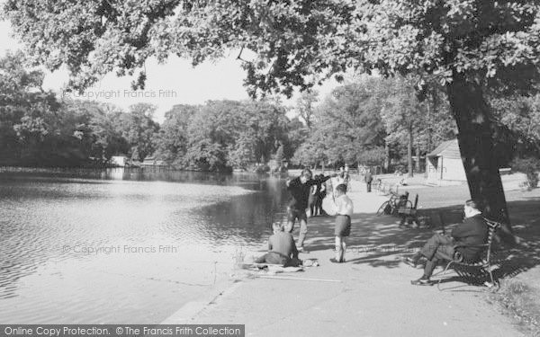 Photo of Romford, Raphael Park Lake c.1950