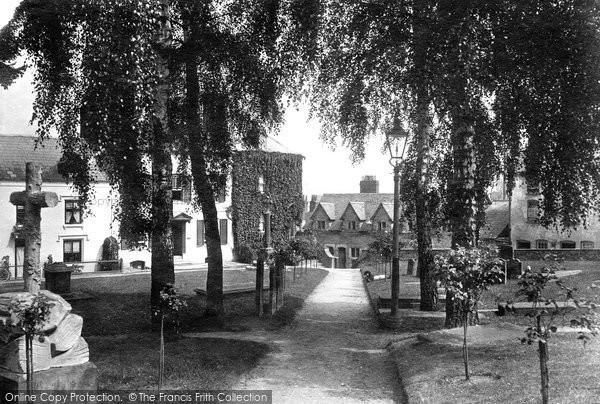 Photo of Ross On Wye, St Mary's Church, The Churchyard 1914