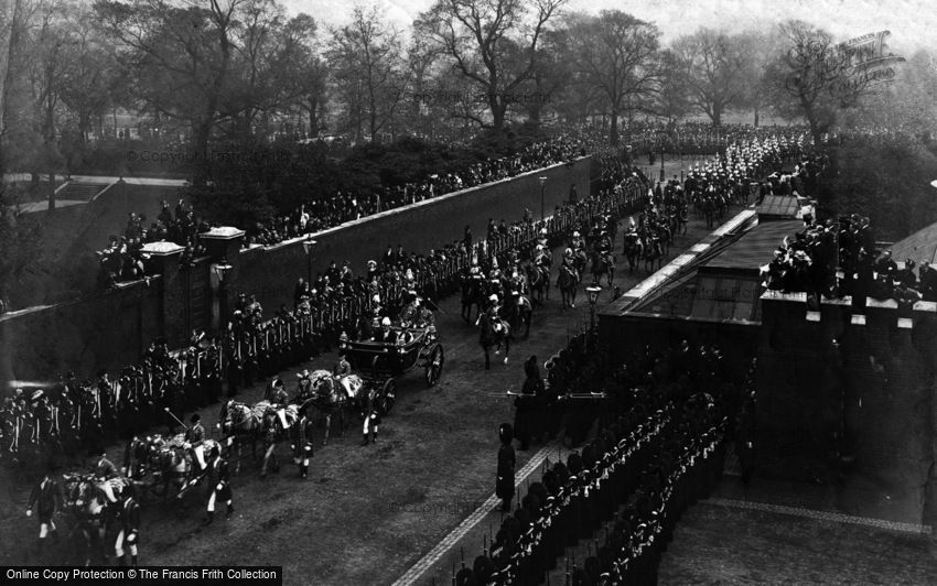 Royalty, Royal Procession Passing St James Palace 1902