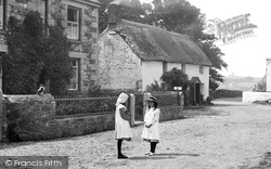 Girls In The Village 1911, Ruan Minor