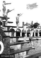 Diving At The Open Air Swimming Baths 1932, Rugby
