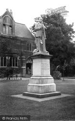 Thomas Hughes Statue 1922, Rugby