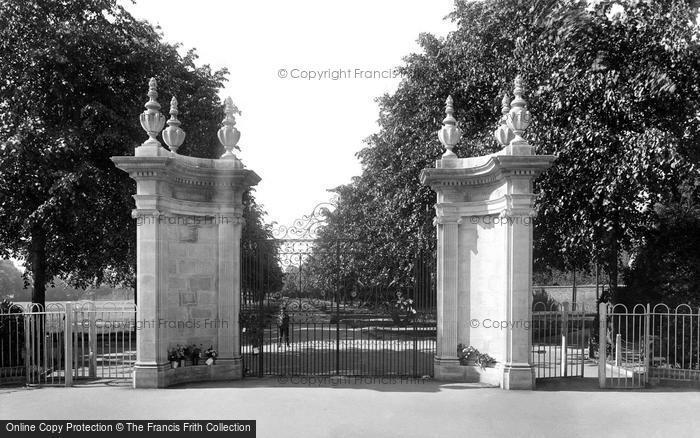 Photo of Rugby, War Memorial Gates 1922