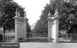 War Memorial Gates 1922, Rugby