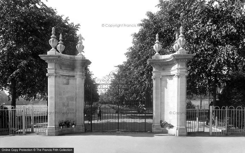 Rugby, War Memorial Gates 1922