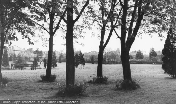 Photo of Ruislip, Churchfield Gardens c.1950