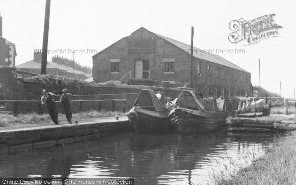 Photo of Runcorn, Men Pulling Canal Boats Through A Lock c.1955