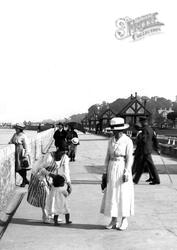 Fashion On The Esplanade 1918, Ryde