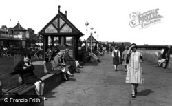 People On The Seafront 1927, Ryde