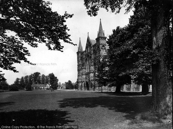 Photo of Salisbury, Cathedral Green 1928