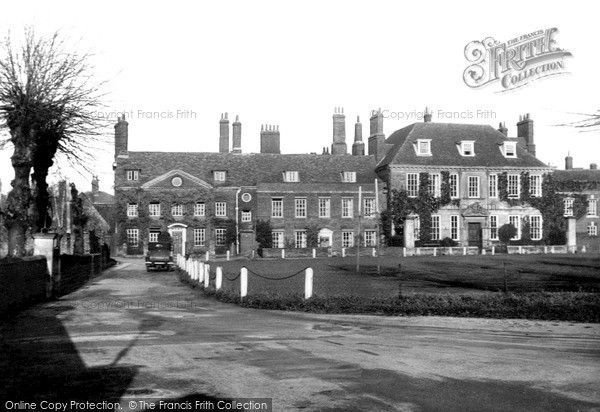 Photo of Salisbury, Mompesson House c.1950