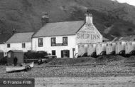 Saltburn-By-The-Sea, The Ship Inn And Bathing Machines 1927, Saltburn-By-The-Sea