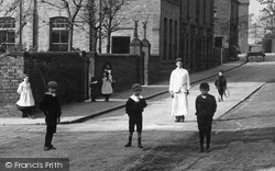 Children In Hope Street 1906, Saltney