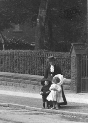 Mother And Children 1906, Saltney