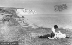 Reading On Culver Cliffs 1935, Sandown