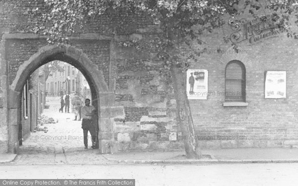 Photo of Sandwich, The Fisher Gate Arch 1914
