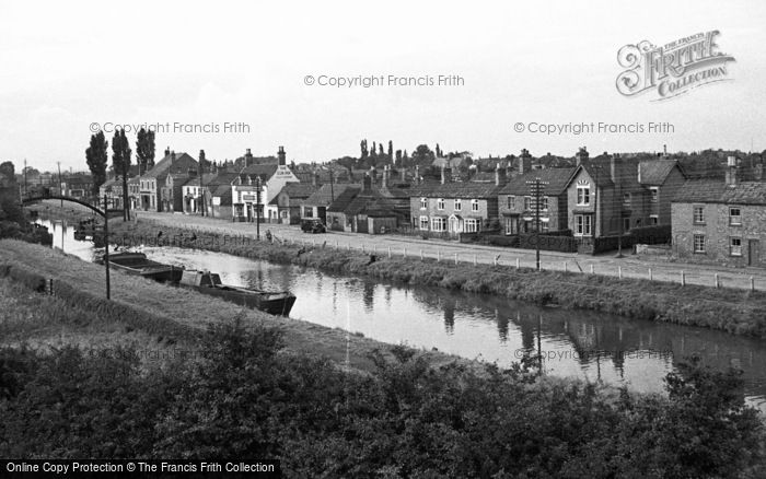Photo of Saxilby, Fossdyke Navigation And Bridge Street c.1952