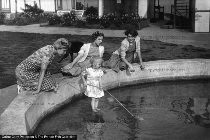 Photo of Scarborough, Holidaymakers c.1955