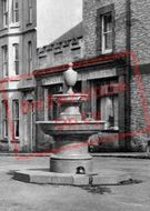 The Drinking Fountain 1918, Seaton