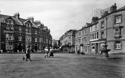 The Square 1922, Seaton