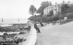Tourists, Quay Rocks 1918, Seaview