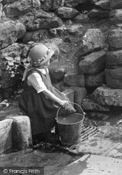 Fetching Water 1924, Settle