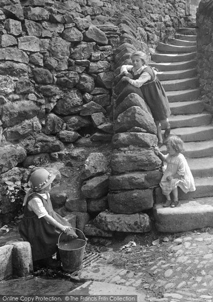 Photo of Settle, Girls On The Steps 1924