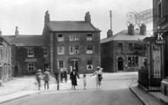 Holding Hands 1924, Settle