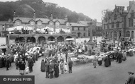 Market Day 1921, Settle
