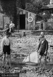 Boys And Toy Boat 1913, Shanklin