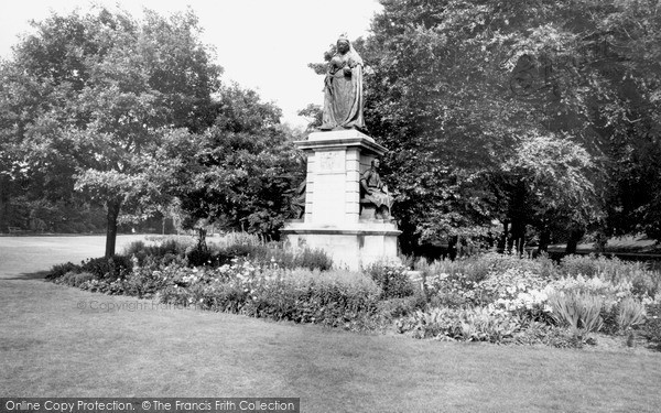 Sheffield, The Queen Victoria Monument, Endcliffe Park c.1965