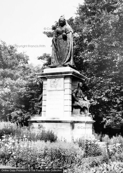 Photo of Sheffield, The Queen Victoria Monument, Endcliffe Park c.1965
