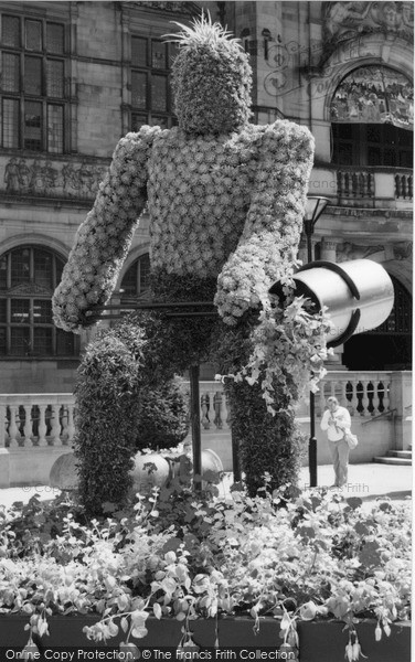 Photo of Sheffield, The Sculptured Crucible Teemer Outside The Town Hall 2005