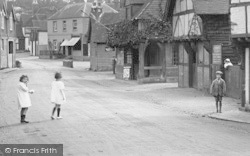 Children In Middle Street 1924, Shere