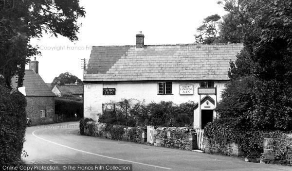 Photo of Shorwell, The Crown Inn c.1950