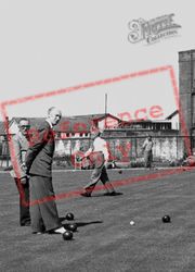 Calculating Scores, The Bowling Green c.1955, Skegness